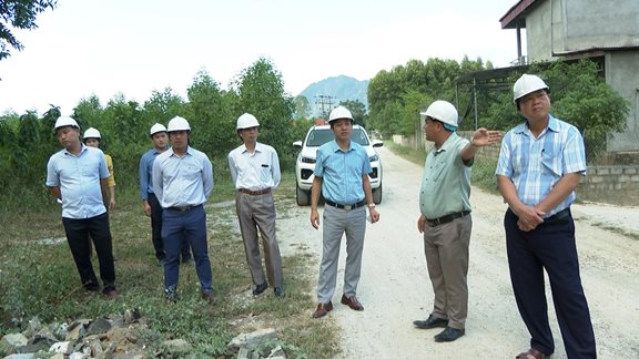 Đồng chí Bùi Quốc Khánh, Phó Bí thư Huyện uỷ, Chủ tịch UBND huyện Hữu Lũng  kiểm tra công trình ĐH91 trên địa bàn xã Yên Bình.jpg