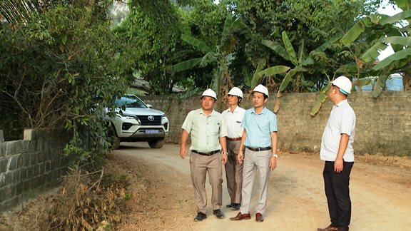Đồng chí Chủ tịch UBND huyện kiểm tra công trình đường ĐH93 trên địa bàn xã Thiện Tân.jpg