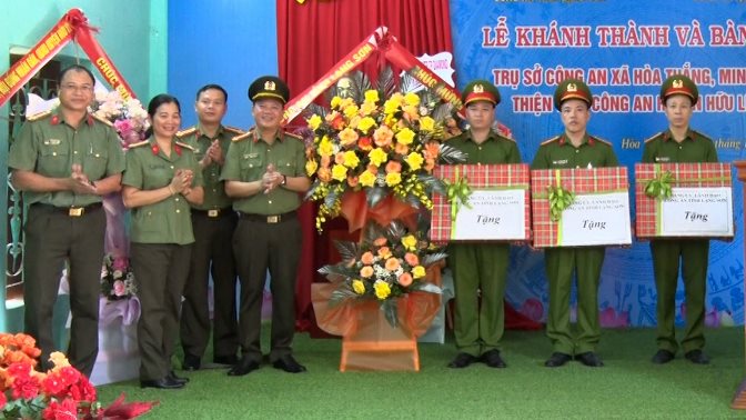 Đồng chí Đại tá Triệu Tuấn Hải, Phó Bí thư Đảng ủy, Phó Giám đốc Công an tỉnh phát biểu chúc mừng và trao quà cho Công an 03 xã.jpg