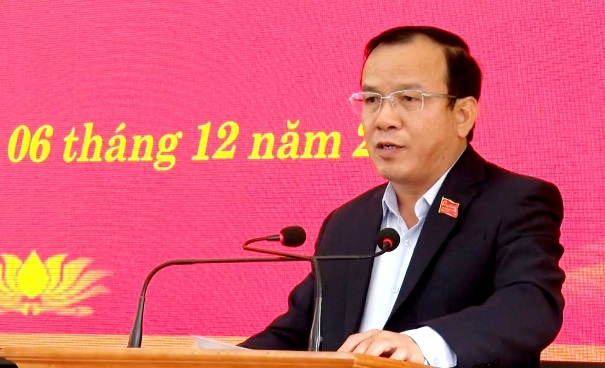 Đồng chí Phan Hồng Tiến, Bí Thư Huyện ủy, Chủ tịch HĐND huyện phát biểu tại kỳ họp.jpg