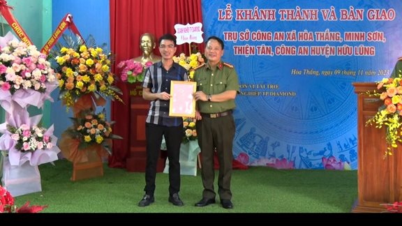 đồng chí Đại tá Triệu Tuấn Hải, Phó Bí thư Đảng ủy, Phó Giám đốc Công an tỉnh đã trao thư cảm ơn của Giám đốc Công an tỉnh cho Doanh nghiệp.jpg